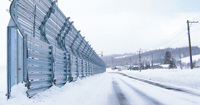 斜風対応型防雪柵